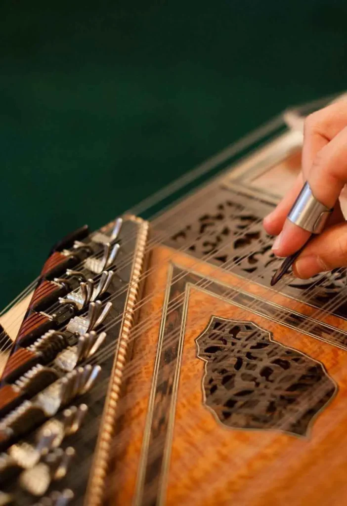 دانش‌آموز در حال نواختن سنتور در کلاس آموزشگاه موسیقی سیب کرمان